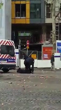 Des policiers se déguisent en casseurs lors de la manifestation des Gilets Jaunes à Paris