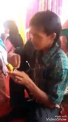 Ada yang salah dengan orang ini.perhatikan.