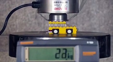 Test de solidité d'un Lego sous une presse