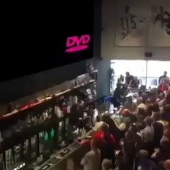 L'écran DVD change de couleur et c'est la folie dans ce bar
