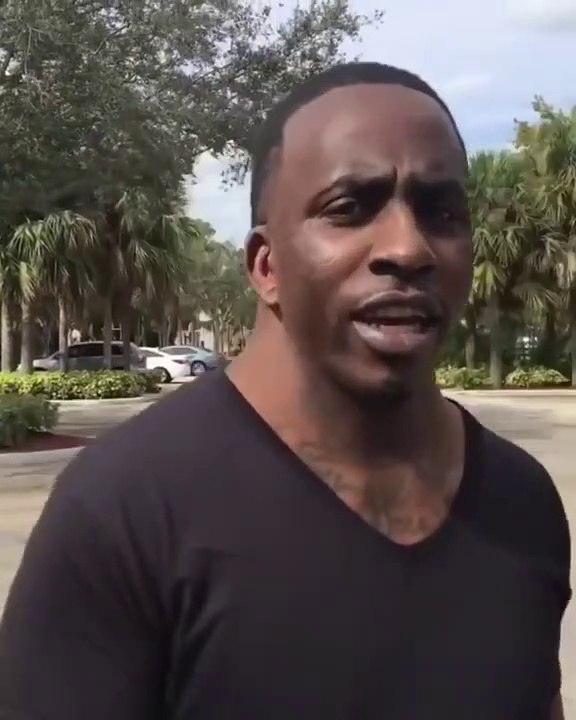 L'homme au cou le plus large rencontre le cou le plus long