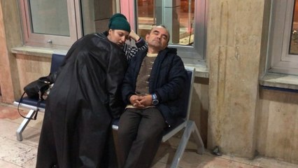 Engelli Koca, 8 Aylık Hamile Karısıyla Her Gece Hastane Koridorunda Uyuyor