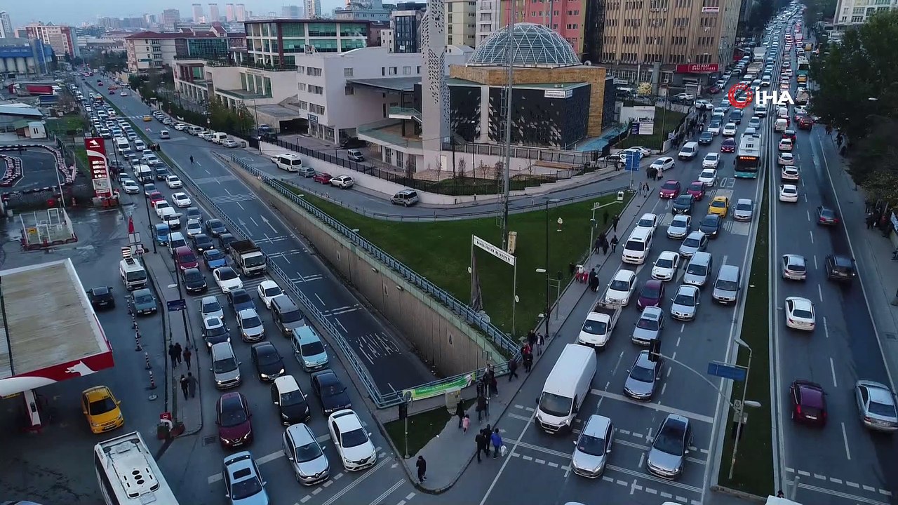 Şehir içinde yer alan AVM’ler trafiği olumsuz yönde etkiliyor...AVM'lerin çevresindeki trafik yoğunluğu havadan görüntülendi