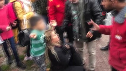 İstanbul'da Çocuklu Kadın Kapkaççıyı Vatandaşlar Yakaladı