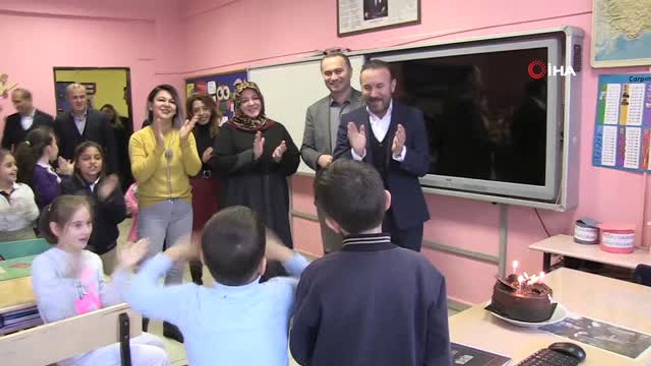Okul Panosuna Astığı Dileği Gerçekleşen 3. Sınıf Öğrencisi Doğum Günü Pastasını Görünce...