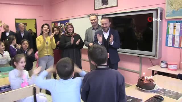 Okul Panosuna Astığı Dileği Gerçekleşen 3. Sınıf Öğrencisi Doğum Günü Pastasını Görünce...