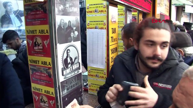 İstanbul'da milli piyango bileti almak isteyenler metrelerce kuyruk oluşturdu