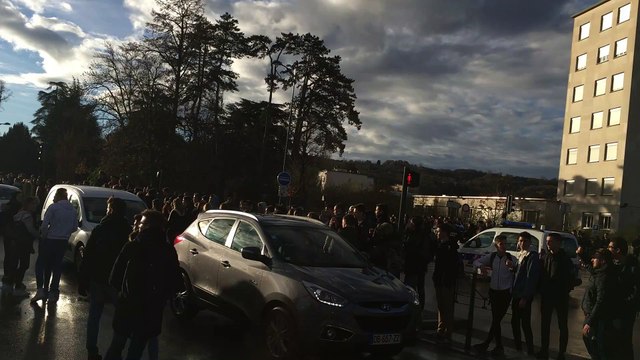 Bourgoin-Jallieu : 300 lycéens manifestent devant L’Oiselet