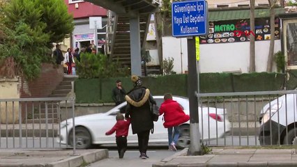 “Güvenliğiniz için yaya üst geçidini kullanın” yazılı tabela  kimsenin umurunda değil