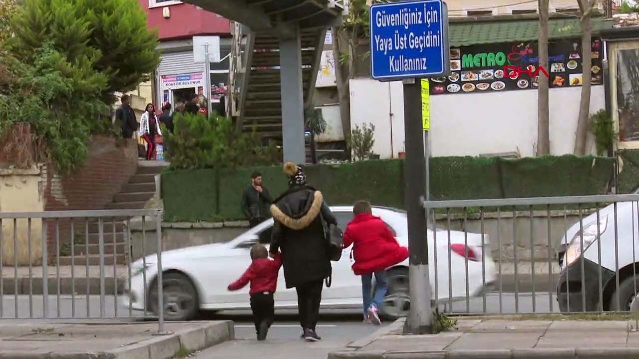 “Güvenliğiniz için yaya üst geçidini kullanın” yazılı tabela  kimsenin umurunda değil