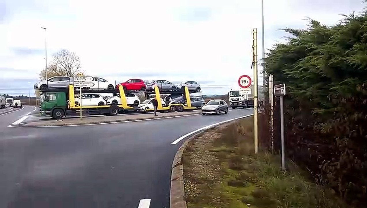 Meximieux/Pérouges: les Gilets jaunes bloquent l'accès du parc industriel aux poids lourds