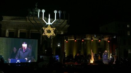 Steinmeier entzündet 1. Chanukka-Kerze vor dem Brandenburger Tor