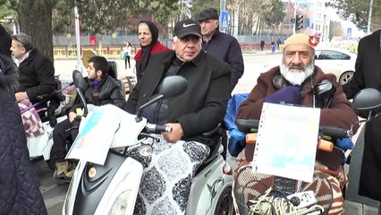 Asayiş Şube Müdüründen üşüyen ellere eldiven