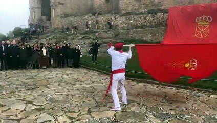 Ondean la bandera navarra en el castillo de Javier para honrar los símbolos de la Comunidad foral en el día de su patrón