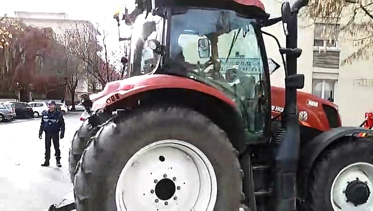 Les agriculteurs de Sélestat, Marckolsheim, Erstein et Benfeld devant la sous-préfecture de Sélestat
