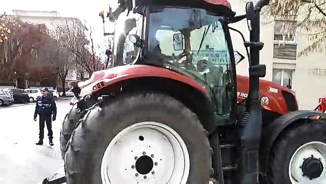 Les agriculteurs de Sélestat, Marckolsheim, Erstein et Benfeld devant la sous-préfecture de Sélestat