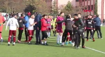 下载视频: 5 kırmızı kartın çıktığı maçta futbolcular yumruk yumruğa kavga etti