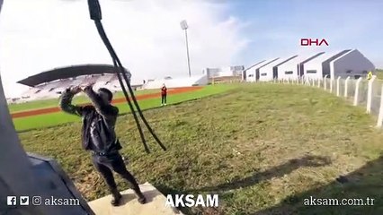 Stadyumun aydınlatma direğinden atladı