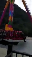 Lui il a oublié un petit détail avant de monter dans ce manège !