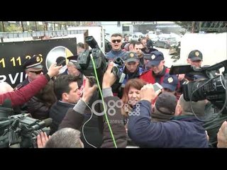 Ora News - Tension tek Unaza e madhe, banorët nxirren me forcë nga banesat