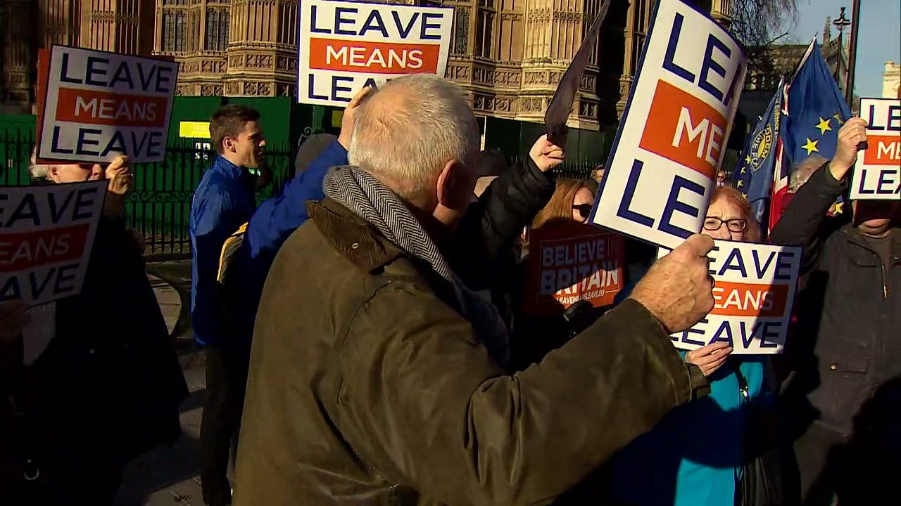 Brexit 'Leave Means Leave' rally gets underway