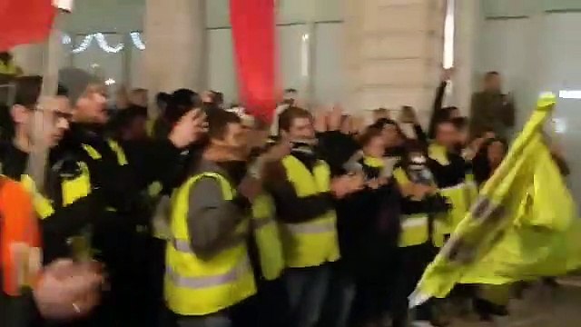 Des CRS retirent leur casques face aux gilets jaunes (Pau)