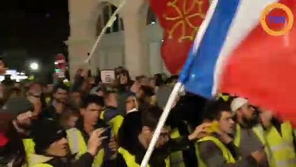 Les CRS retirent leurs casques face aux gilets jaunes !