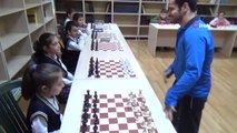 Engelli Sporcu Aynı Anda 15 Öğrenciyle Satranç Oynadı