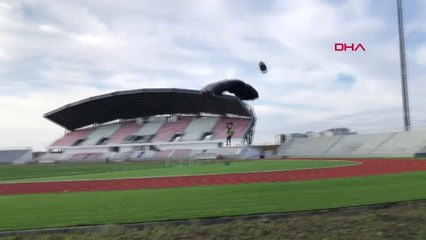 Tekirdağ Stadyumun Aydınlatma Direğinden Paraşütle Atladı