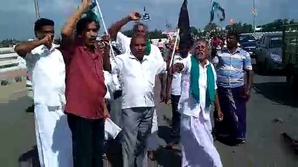 திருச்சியில் பிரதமர் மோடியின் உருவ பொம்மை எரிப்பு-வீடியோ