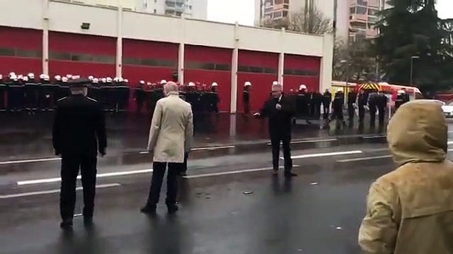 Des pompiers tournent le dos aux élus pendant une cérémonie
