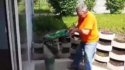 Bira içmeye çalışan adamın dramı