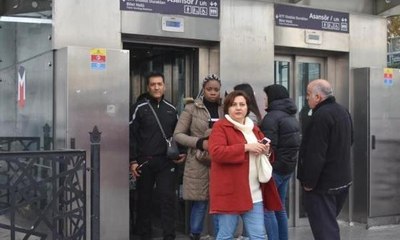 Engelli asansörüne engelsiz işgali