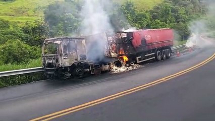 Caminhão carregado de cimento pega fogo na BR 101