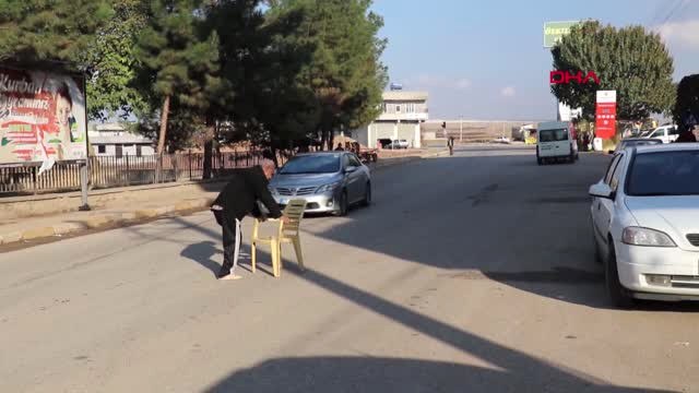 Şanlıurfa Plastik Sandalyeyi Baston Gibi Kullanmaktan Kurtuldu