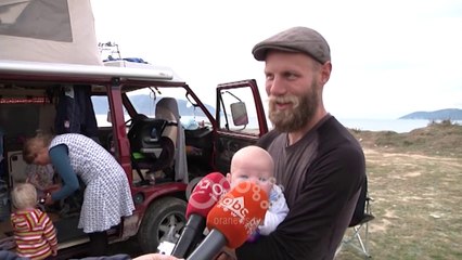 Ora News - Turizëm në dimër, familja gjermane eksploron natyrën e Shqipërisë