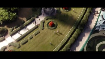 MORTAL ENGINES: Hugo Weaving rules predatory London