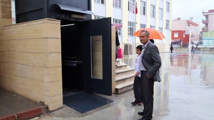 Engelli öğrencinin sınıfına sürünerek çıktığı iddiası - ANTALYA