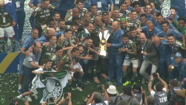 Jogadores do Palmeiras levantam a taça do Campeonato Brasileiro 2018