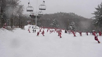 Maine: 300 persone vestite da Babbo Natale sulla neve per beneficenza