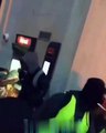 Des casseurs vandalisent un distributeur d'argent avec une scie sauteuse
