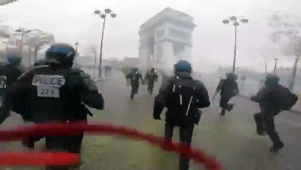 Vidéo impressionnante d'un CRS lors de l'affrontement sous l'Arc de Triomphe