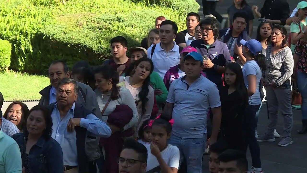 Mexicanos toman "faraónica" casa presidencial que AMLO rechazó
