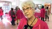 Marize Benazet raconte le travail de création des blouses roses de Martigues.