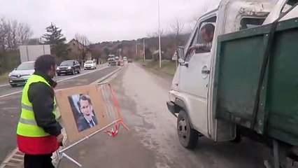 A Gap, les Gilets jaunes font jouer les automobilistes aux fléchettes sur un portrait de Macron