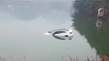 칠곡 저수지에 승용차 빠져...운전자 탈출 / YTN