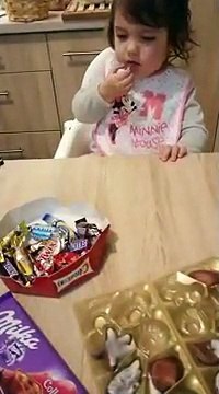 Une fillette préfère les brocolis