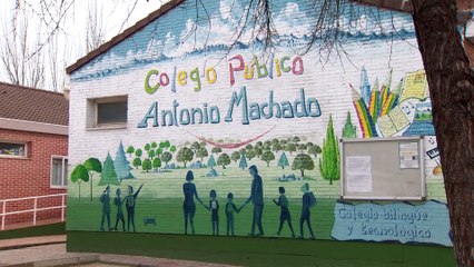 Un hombre roba un coche con dos niños en el interior