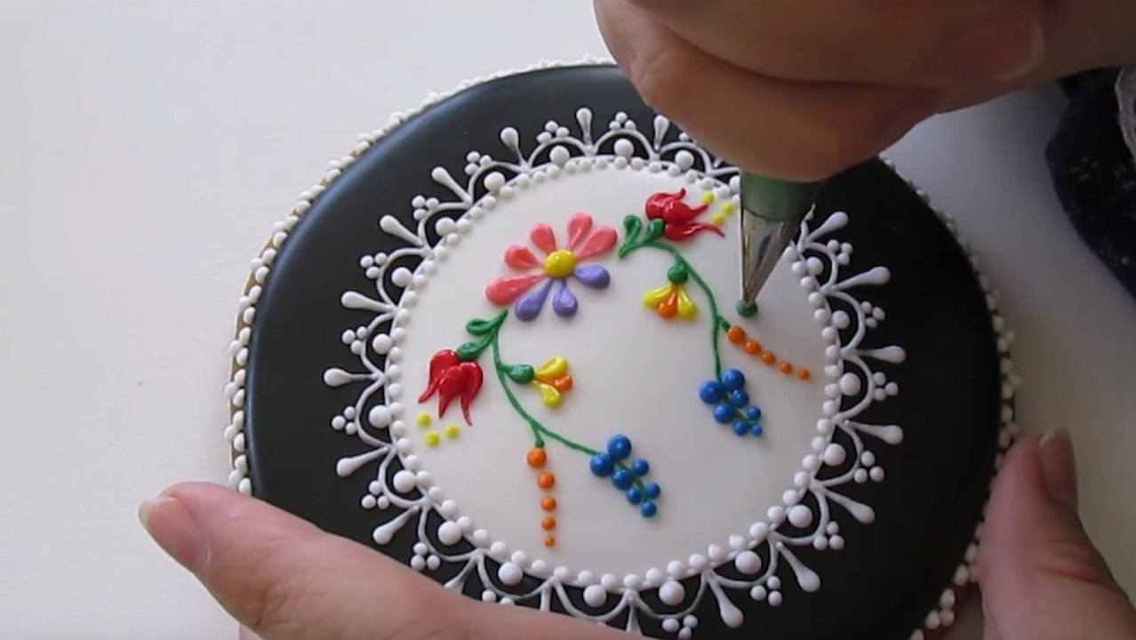 This Baker Makes Beautiful Gingerbread Art