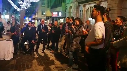 Así ha sido el estreno del escaparate navideño de Marco & María